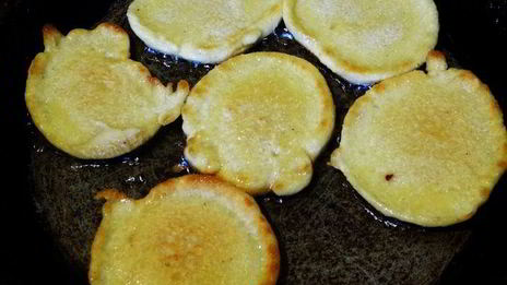 тонкие кукурузные блинчики с куркумой