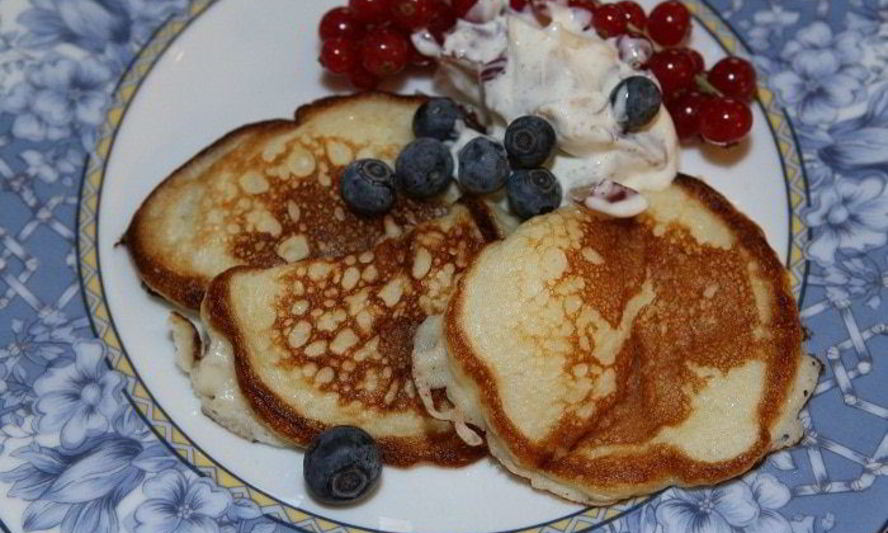 Рецепт творожных оладий с ягодами