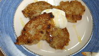 Яблочные оладушки с грецкими орехами и изюмом