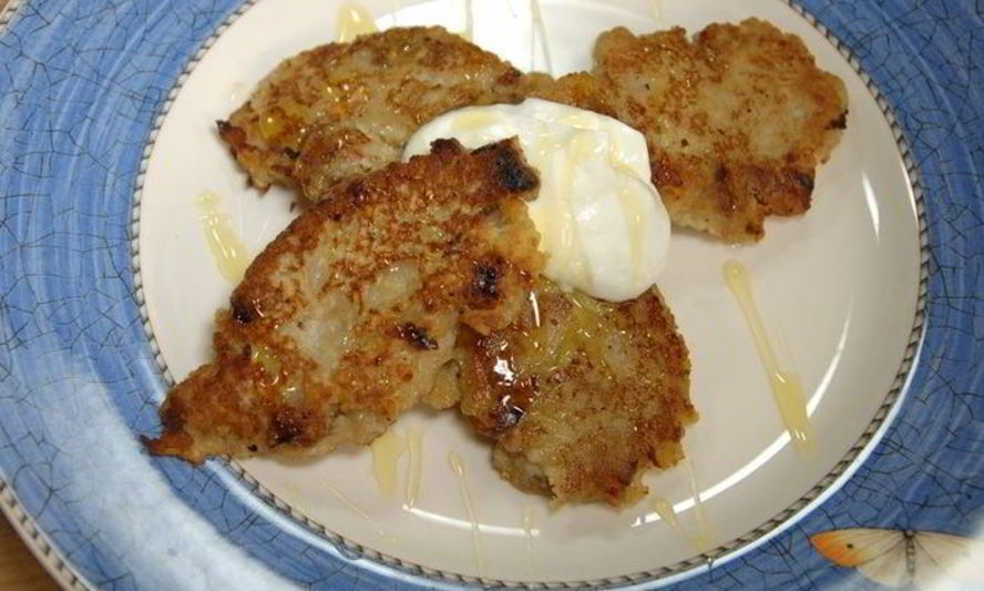 Рецепт яблочных оладушек с грецкими орехами и изюмом