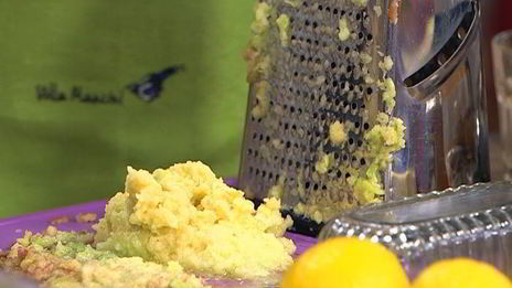 яблочные оладушки с грецкими орехами и изюмом