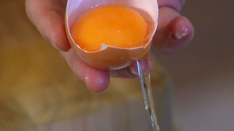 яблочные оладушки с грецкими орехами и изюмом