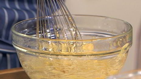 яблочные оладушки с грецкими орехами и изюмом