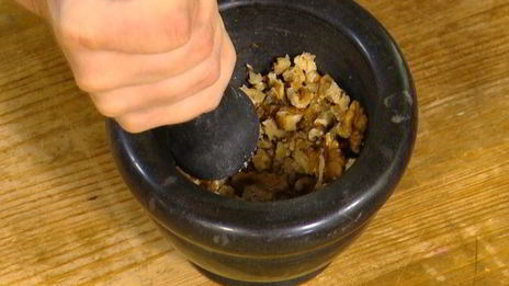 яблочные оладушки с грецкими орехами и изюмом