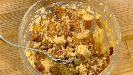 яблочные оладушки с грецкими орехами и изюмом