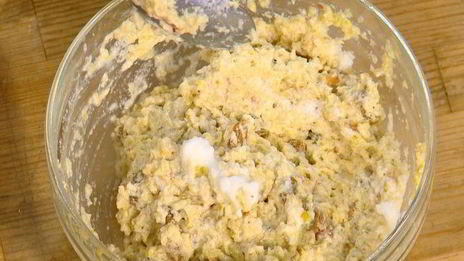 яблочные оладушки с грецкими орехами и изюмом