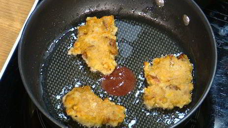 яблочные оладушки с грецкими орехами и изюмом