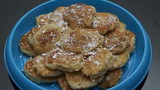 Яблочные оладьи с йогуртом