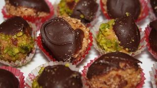 Арахисовое печенье с темным шоколадом и фисташками без выпекания