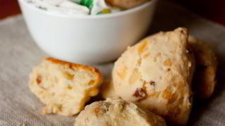 Несладкое печенье с беконом и сыром