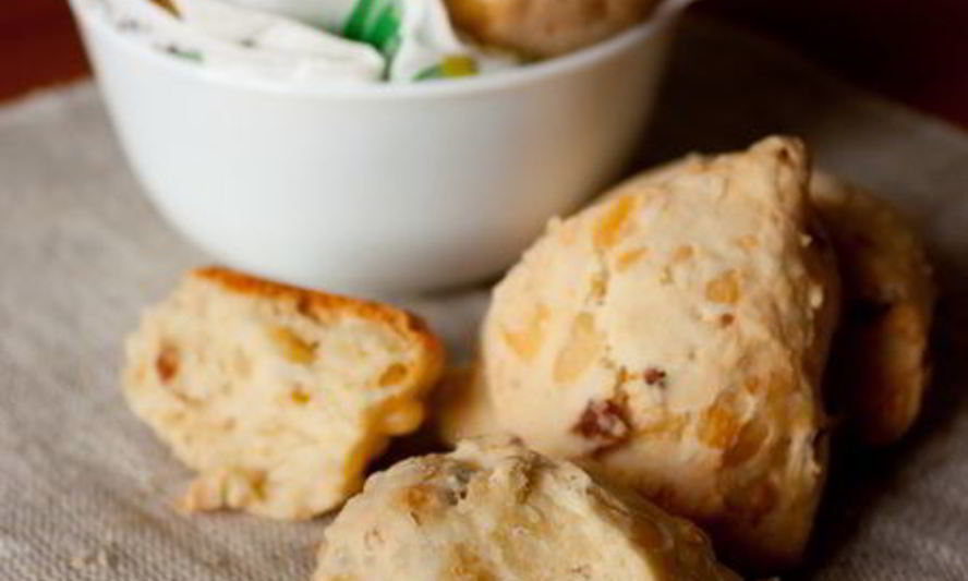 Рецепт несладкого печенья с беконом и сыром
