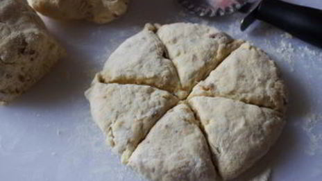 несладкое печенье с беконом и сыром