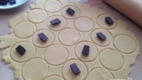 печенье с шоколадной начинкой