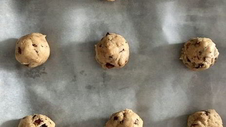 печенье с шоколадом, ирисками и орехом пекан