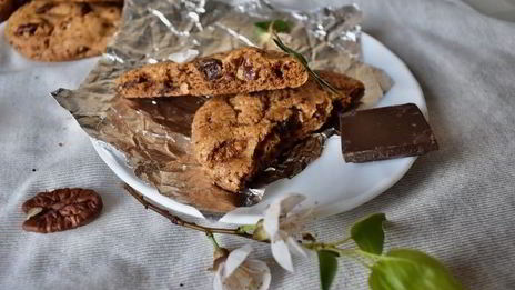 печенье с шоколадом, ирисками и орехом пекан