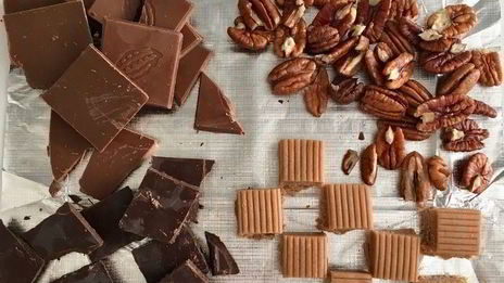 печенье с шоколадом, ирисками и орехом пекан