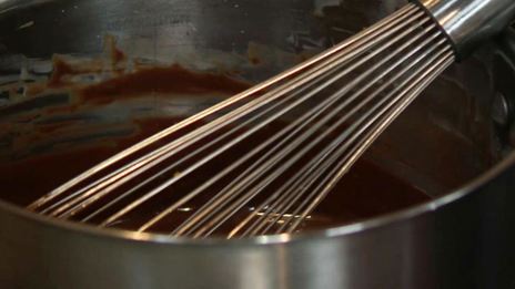 песочное печенье с шоколадным чили соусом