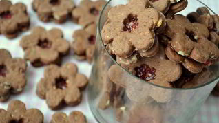 Вкуснейшее шоколадное песочное печенье с малиновым конфитюром