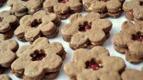 вкуснейшее шоколадное песочное печенье с малиновым конфитюром