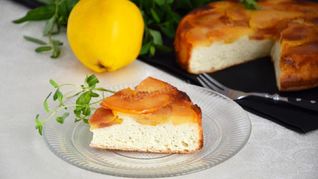 Бисквитный пирог с айвой в карамели