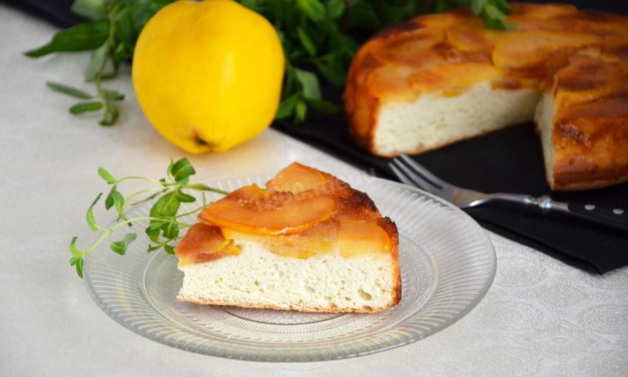 Рецепт бисквитного пирога с айвой в карамели