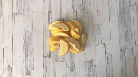 бисквитный пирог с айвой в карамели