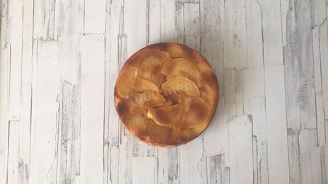 бисквитный пирог с айвой в карамели