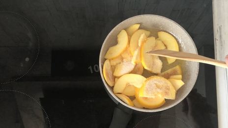 бисквитный пирог с айвой в карамели