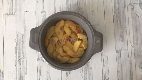 бисквитный пирог с айвой в карамели