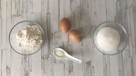 бисквитный пирог с айвой в карамели