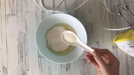 бисквитный пирог с айвой в карамели