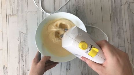 бисквитный пирог с айвой в карамели