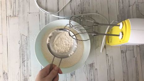 бисквитный пирог с айвой в карамели