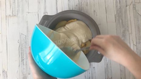 бисквитный пирог с айвой в карамели