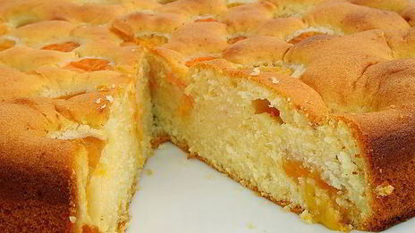 бисквитный пирог с медом и абрикосами
