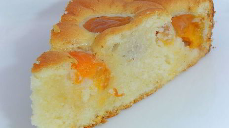 бисквитный пирог с медом и абрикосами