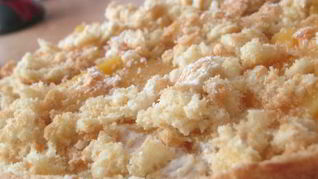 Бисквитный пирог с персиками