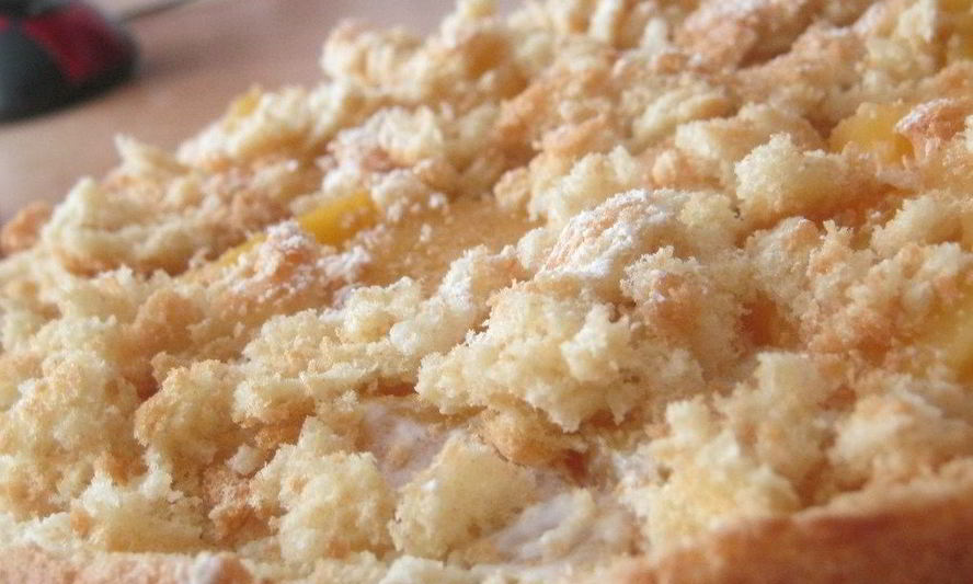 Рецепт бисквитного пирога с персиками