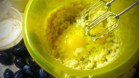 быстрый пирог со сливами