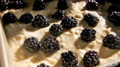 ежевичный пирог с орехами