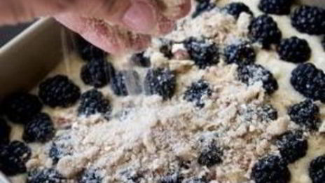 ежевичный пирог с орехами