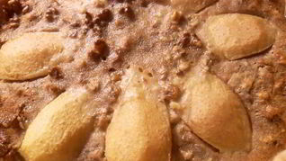 Грушевый пирог с орехами