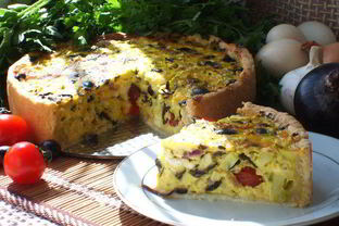 Киш с кабачками и маслинами