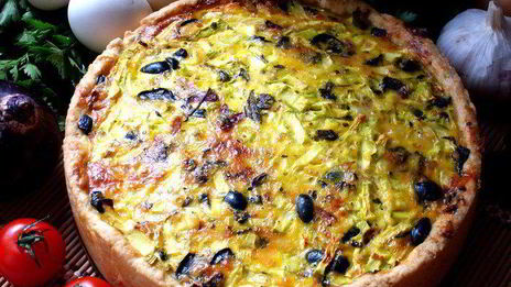 киш с кабачками и маслинами