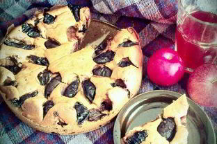 Коричный пирог со сливами