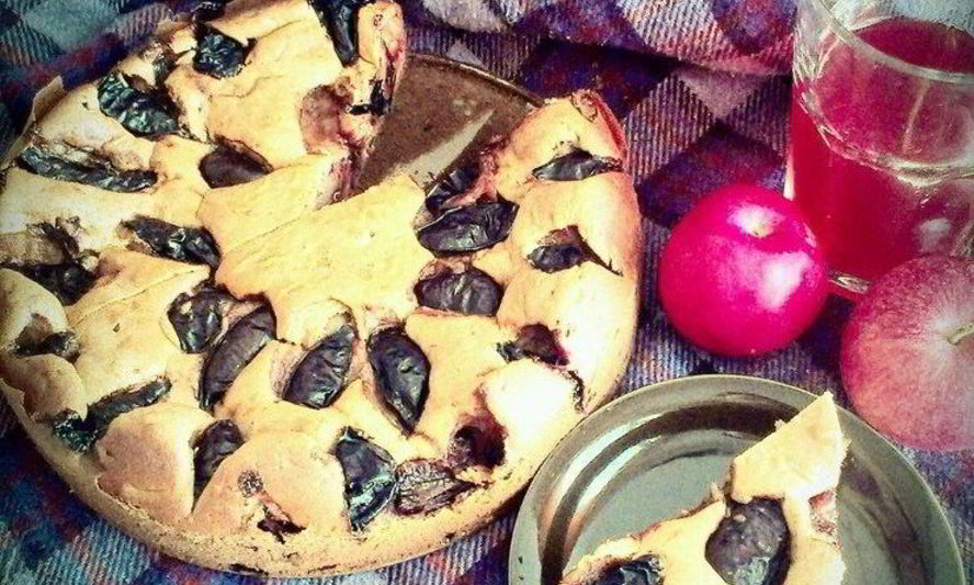 Рецепт коричного пирога со сливами