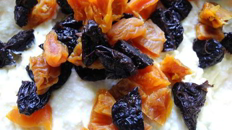 кукурузно-творожный пудинг-пирог с сухофруктами