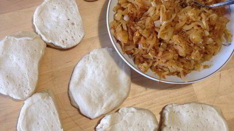 многослойный луковый пирог