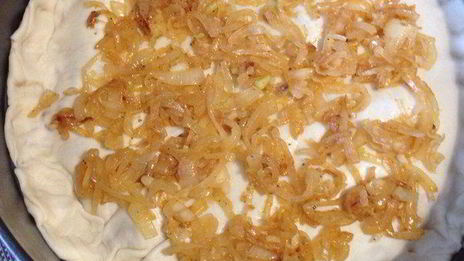 многослойный луковый пирог