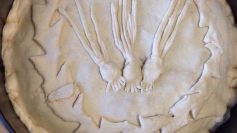 многослойный луковый пирог